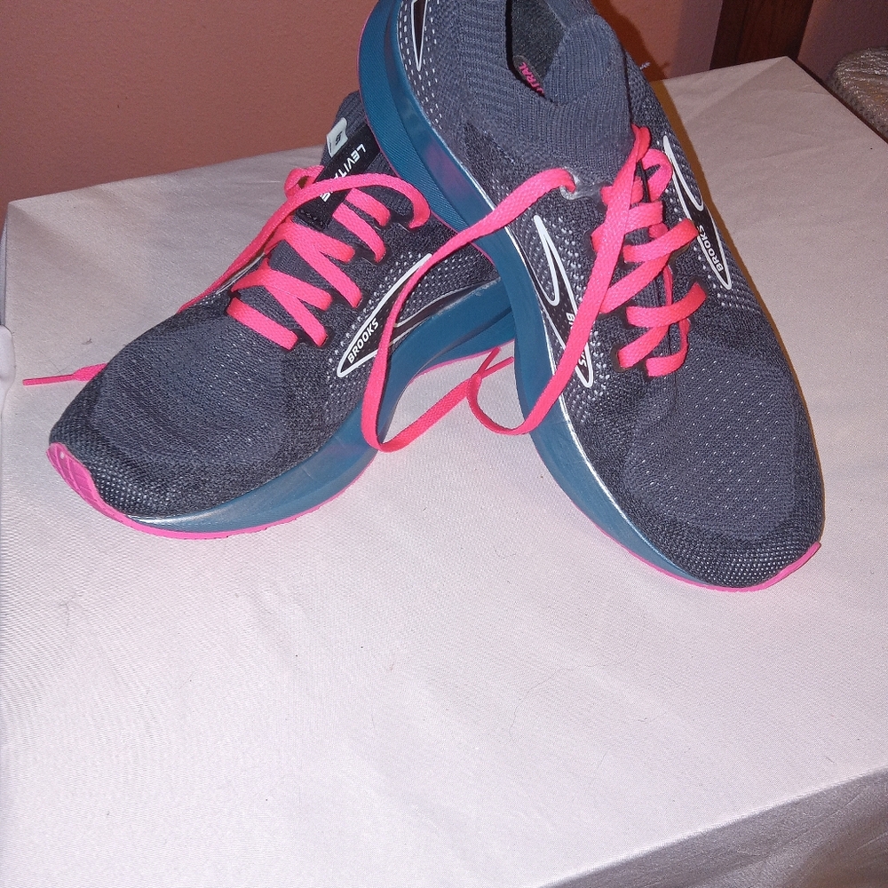 Brooks Women's Black and Pink Sneakers
